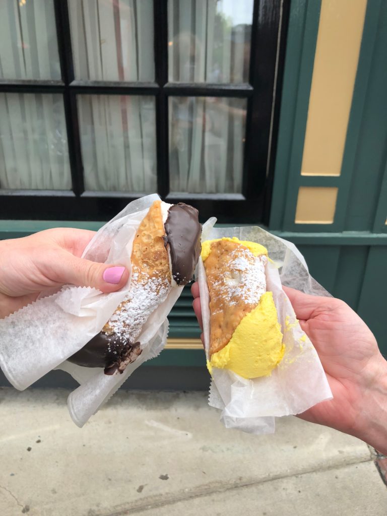 cannoli's at Mike's pastry boston