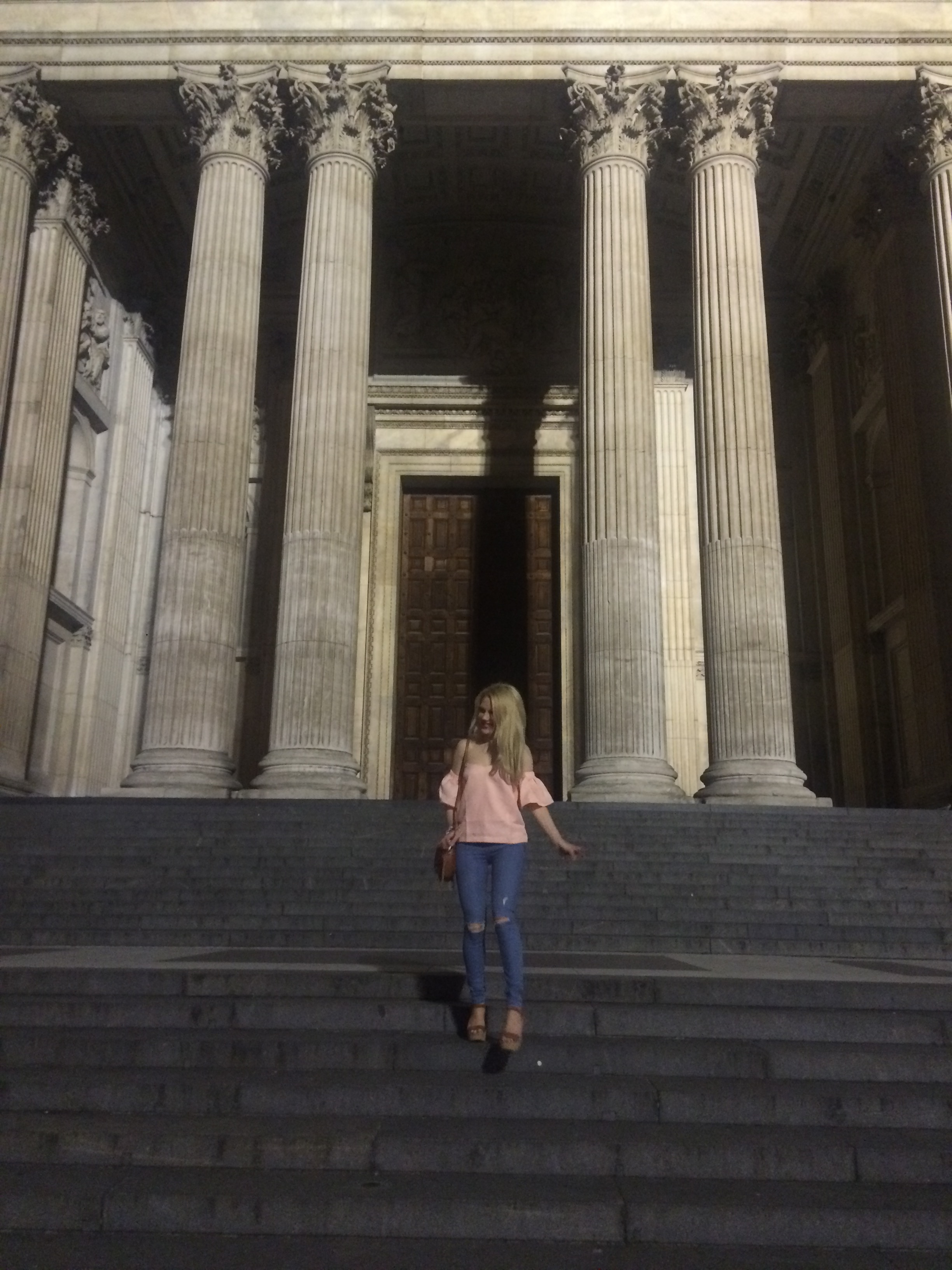 Caitlin-of-Styled-American-cathedral-hopping-around-st-pauls