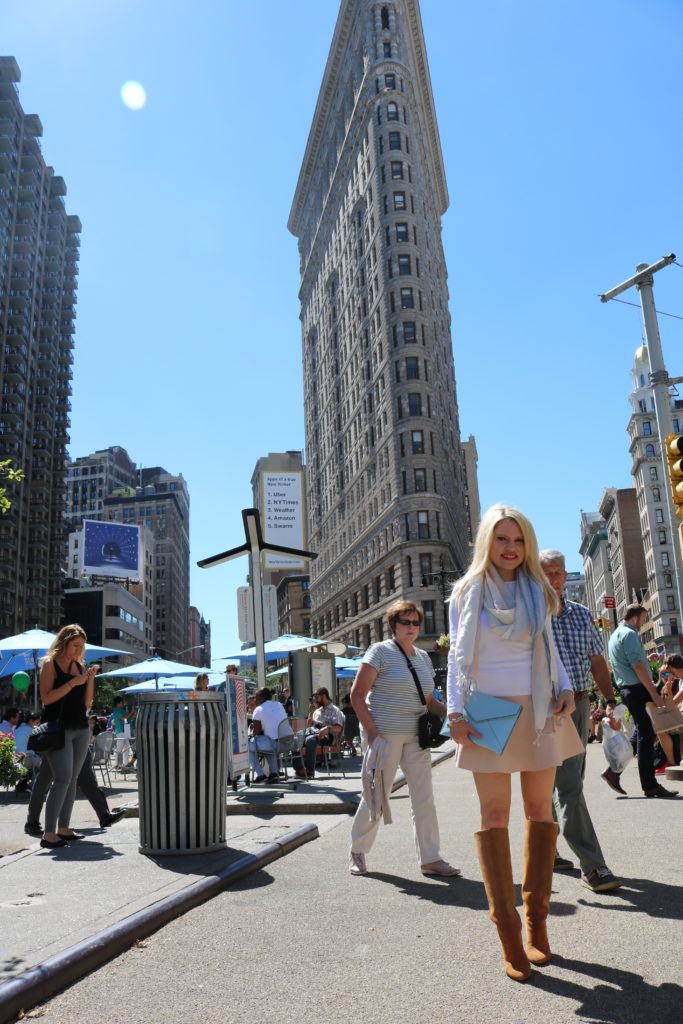 style influencer in front of the flatiron building, nyc blogger https://shopstyle.it/l/bhlGX